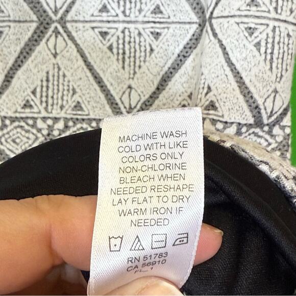 Maurices Black and White Knit Tunic Top. Size Medium. Excellent condition! - Picture 5 of 6